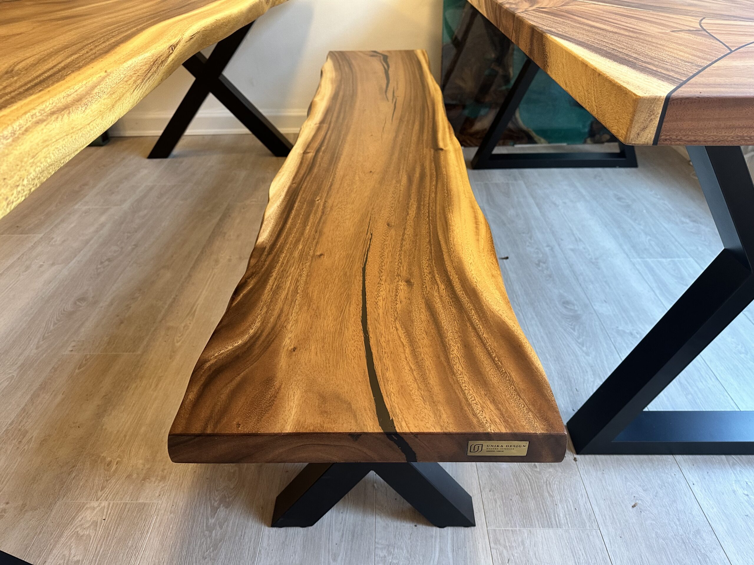 Epoxy Bænk i Sort - Unika Design til Dit Hjem